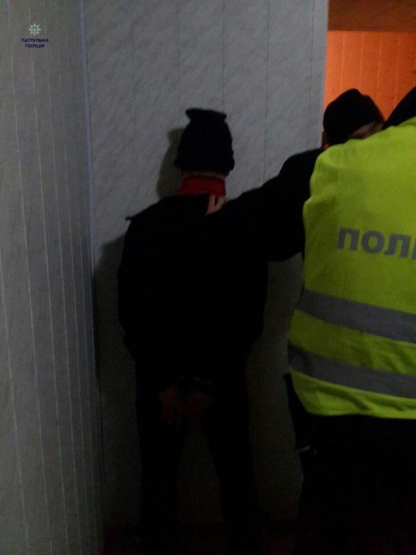 Патрульні затримали чотирьох осіб, що погрожували жінці пістолетом. ФОТО