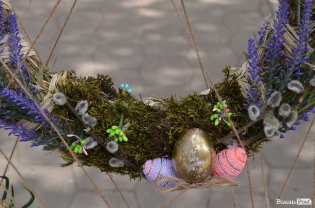 Традиційні писанки, яскраві курчатка і апетитні паски: великодній Луцьк. ФОТОРЕПОРТАЖ