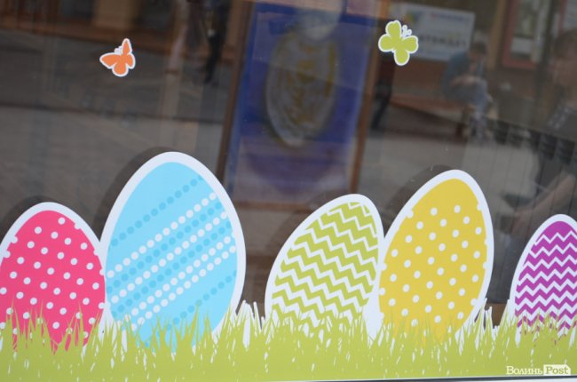 Традиційні писанки, яскраві курчатка і апетитні паски: великодній Луцьк. ФОТОРЕПОРТАЖ