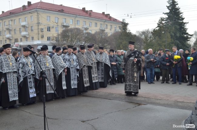 У Луцьку поклали квіти до пам’ятника Шевченку. ФОТО