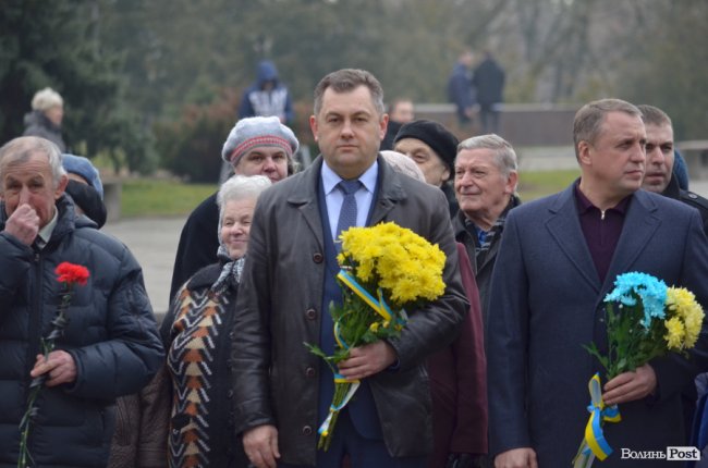 У Луцьку поклали квіти до пам’ятника Шевченку. ФОТО