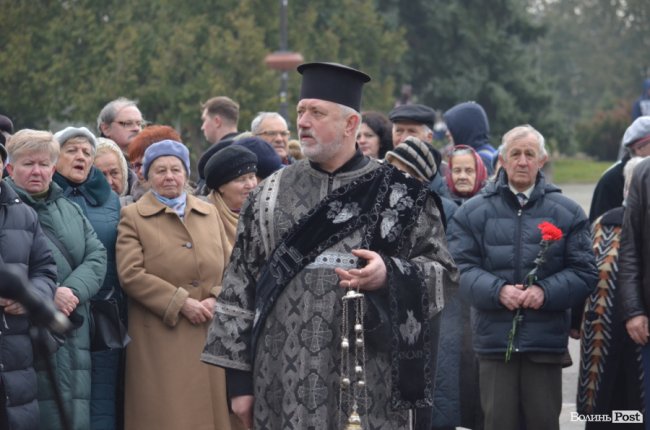 У Луцьку поклали квіти до пам’ятника Шевченку. ФОТО