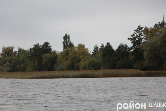 Холодний та грізний Люцимер: фото волинського озера