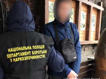 У Луцьку посеред вулиці в юнака вилучили канабісу на 10 тисяч гривень. ФОТО