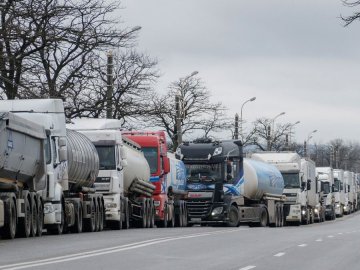 Україна готує евакуацію українських водіїв, які застрягли на кордоні через блокаду польських перевізників
