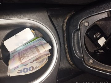 Врізався у стовп та злетів з дороги: на Волині п'яний водій пропонував поліцейським 2500 грн хабаря