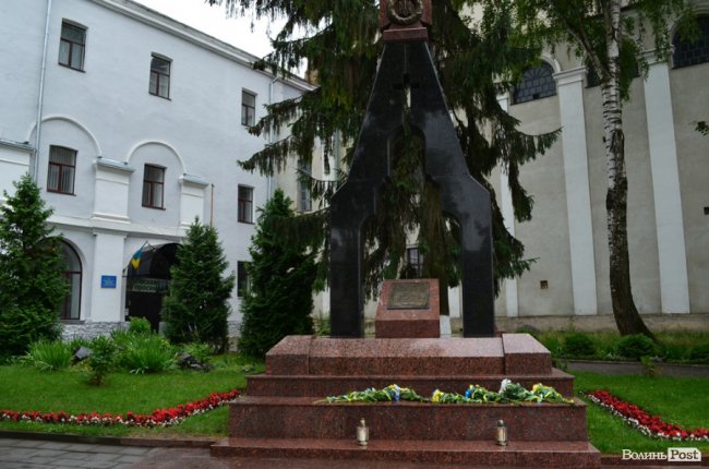 Прапори, пластуни і парасольки: як у Луцьку вшановували пам'ять розстріляних в'язнів. ФОТО