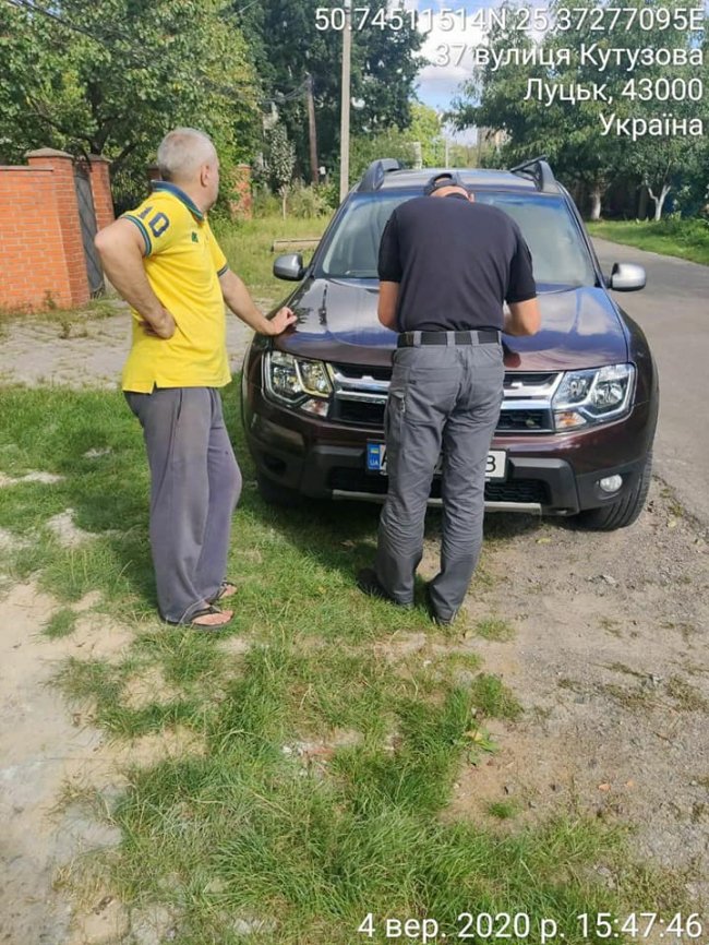  У Луцьку муніципали «на гарячому»  зловили чоловіка, який розвів багаття біля будинку