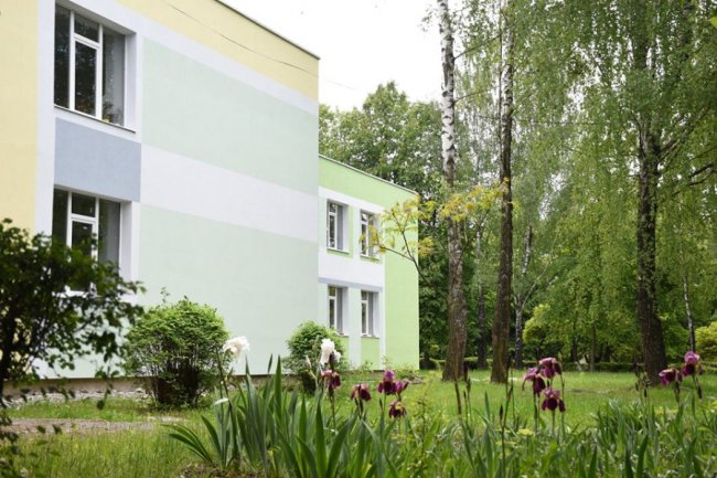 У Луцьку завершують капремонт фасаду дитячої художньої школи. ФОТО