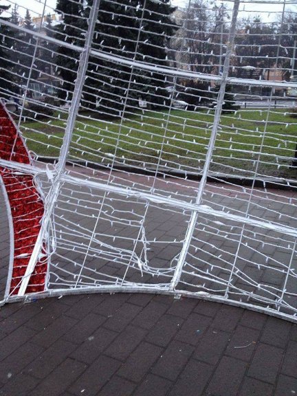 У центрі Луцька вандали порізали новорічну кулю. ФОТО