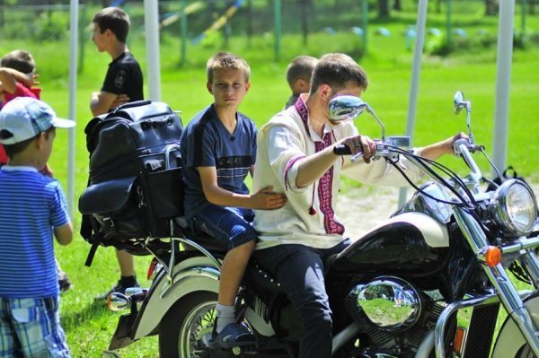Байкери-«терапевти» влаштували свято для дітей. ФОТО