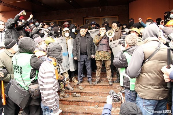 Як у Луцьку «викурювали» міліцію. ФОТО