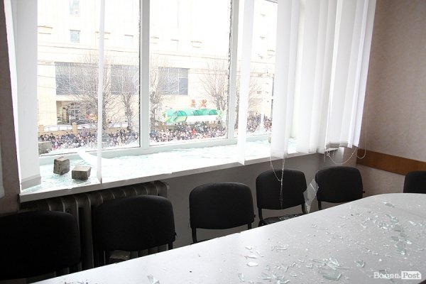 Як у Луцьку «викурювали» міліцію. ФОТО