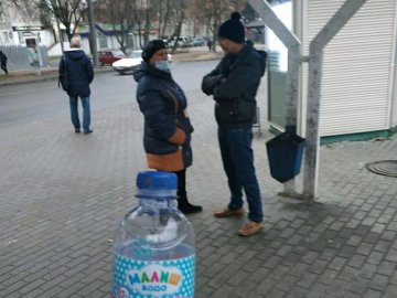 Сурогат розливала у пляшки з-під дитячої води: у Луцьку вкотре піймали горе-продавчиню