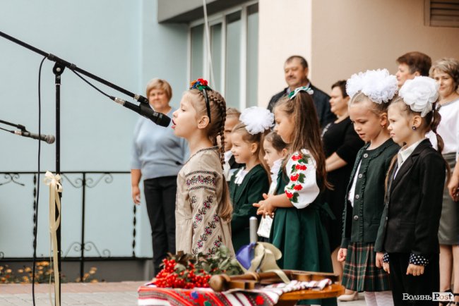 У Луцькому НВК №26 пролунав перший дзвінок. ФОТОРЕПОРТАЖ