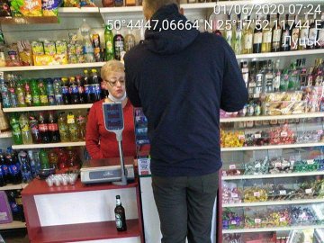 У Луцьку «на гарячому» піймали продавчиню, яка торгувала алкоголем в заборонений час