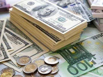 Офіційний курс: гривня зміцнилась до долара і євро 