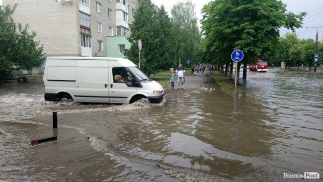 Суцільна річка і завмерлі тролейбуси: проспект Відродження після зливи. ФОТО. ВІДЕО