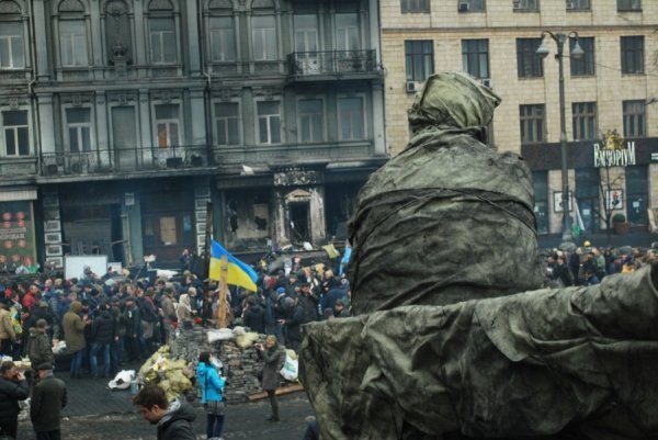 Майдан святкує. ФОТО