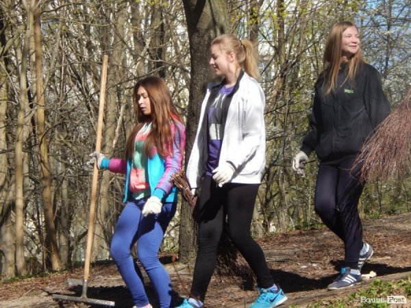 У Луцьку депутати, підприємці та школярі прибирали парк у мікрорайоні ЛПЗ. ФОТО