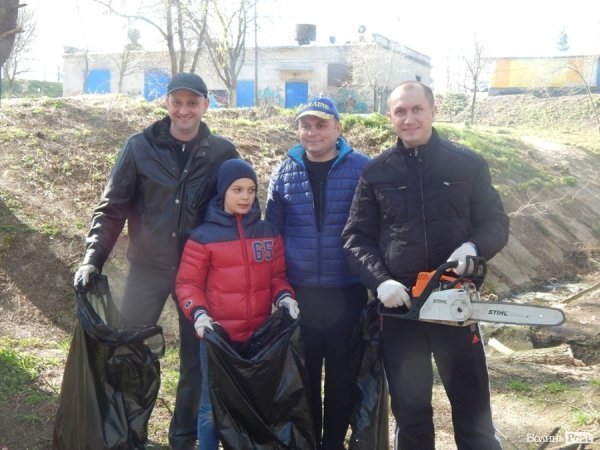 У Луцьку депутати, підприємці та школярі прибирали парк у мікрорайоні ЛПЗ. ФОТО