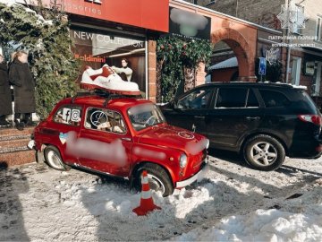 Чи відновлять рекламний «Запорожець», який протаранила автівка у Луцьку: подробиці