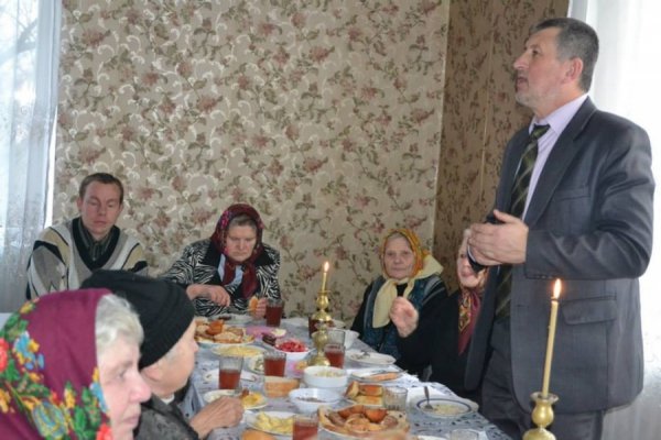 Священик на Волині влаштував святкову вечерю для одиноких людей. ФОТО