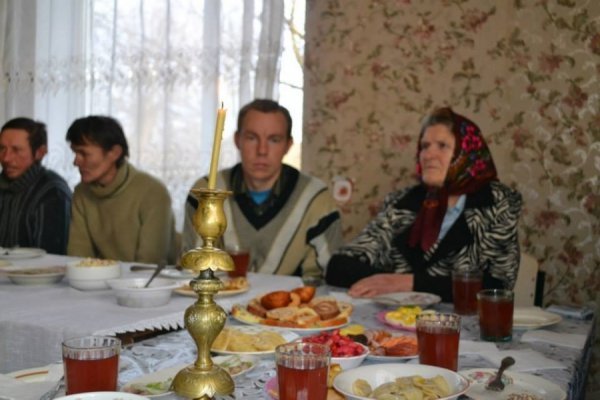 Священик на Волині влаштував святкову вечерю для одиноких людей. ФОТО