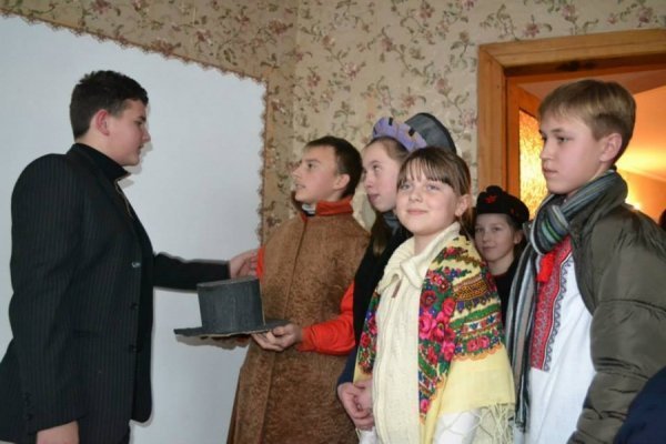 Священик на Волині влаштував святкову вечерю для одиноких людей. ФОТО