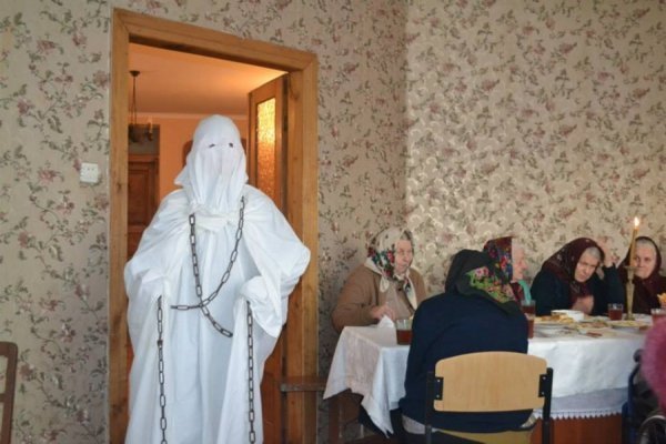 Священик на Волині влаштував святкову вечерю для одиноких людей. ФОТО