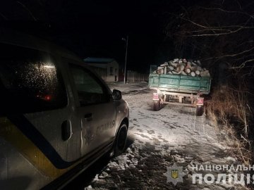 Хотів незаконно провезти деревину: на Волині чоловік намагався підкупити поліцейського 1000 гривень