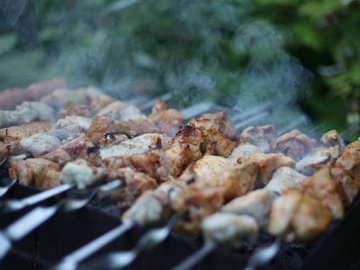 У Луцьку просто на зупинці зробили шашличну