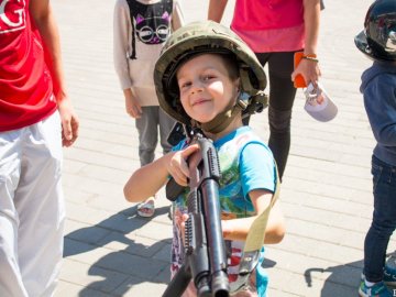 У центрі Луцька діти «стріляли» зі зброї та кермували поліцейськими авто. ФОТО