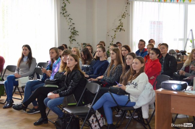 Пластилін, поп-корн та ЗавтраMan: як у Луцьку «продавали» громадські організації