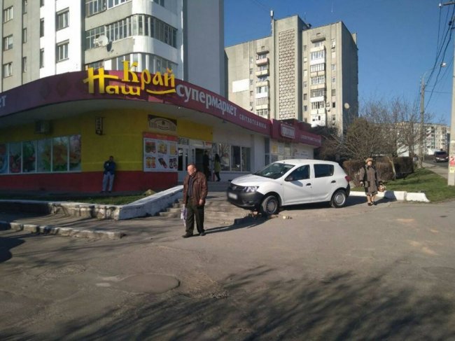 П'яний і небезпечний: у Рівному горе-водій застряг на сходах магазину