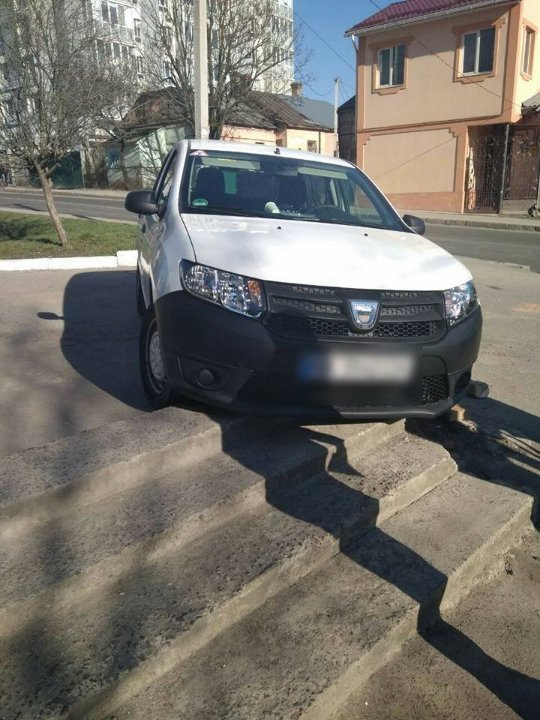 П'яний і небезпечний: у Рівному горе-водій застряг на сходах магазину