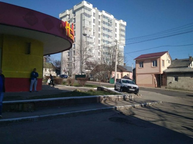 П'яний і небезпечний: у Рівному горе-водій застряг на сходах магазину