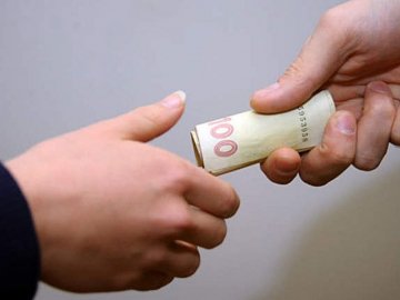 На Волині водій перевантаженої фури дав патрульним 1000 гривень хабара 