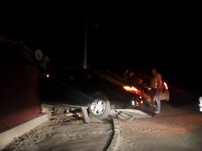 На Волині Mercedes протаранив паркан і застряг. ФОТО