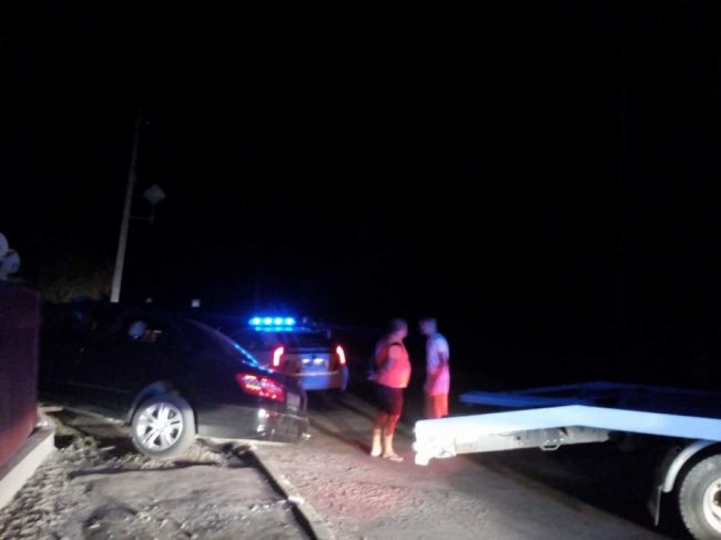 На Волині Mercedes протаранив паркан і застряг. ФОТО
