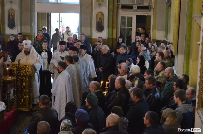 «Він захищав не лише свою сім‘ю»: у Луцьку попрощалися з Героєм. ФОТОРЕПОРТАЖ