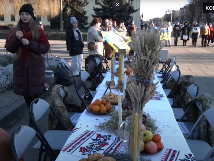 На Волині накрили різдвяний стіл просто неба для зниклих безвісти та полонених воїнів. ВІДЕО