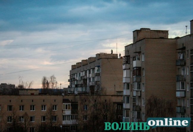 У Луцьку хлопці стрибали на даху багатоповерхівки. ФОТО