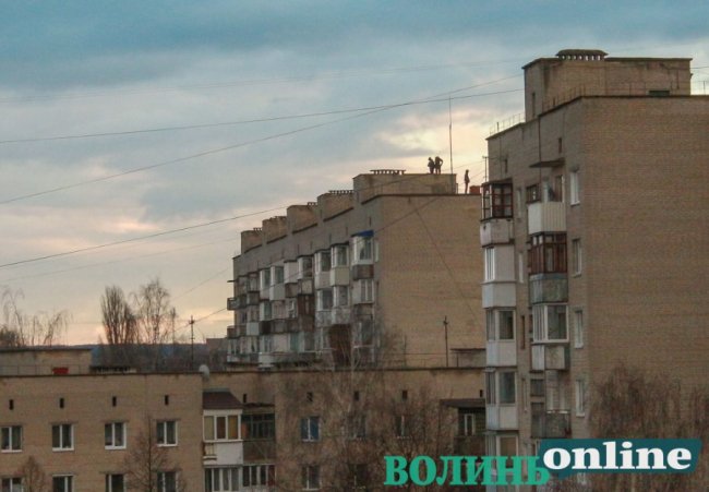 У Луцьку хлопці стрибали на даху багатоповерхівки. ФОТО