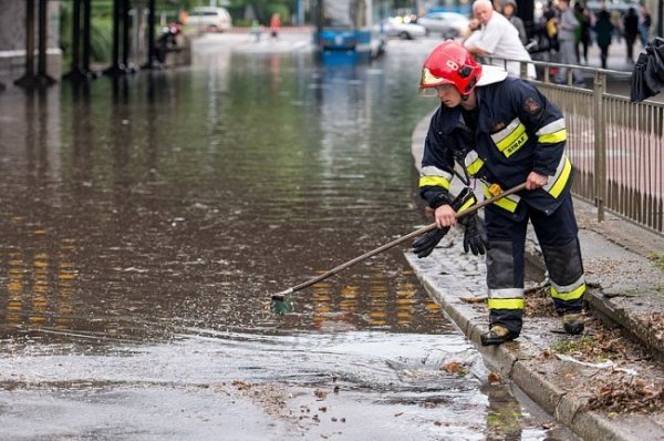 Сильні дощі в Європі змили дороги. ФОТО