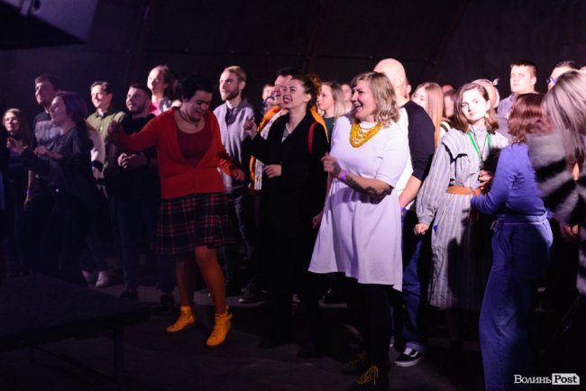 «GAS у Луцьку доведеться освячувати»: ФОТОРЕПОРТАЖ з епатажного концерту «Хамерманів» в халатах і трусах