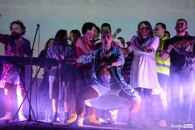 «GAS у Луцьку доведеться освячувати»: ФОТОРЕПОРТАЖ з епатажного концерту «Хамерманів» в халатах і трусах