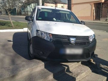 П'яний і небезпечний: у Рівному горе-водій застряг на сходах магазину