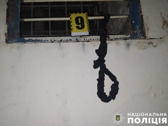 Поліція показала одну з катівень у Херсоні, де росіяни утримували близько 90 українців