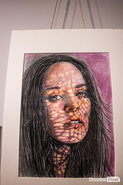 Точність ліній та глибина поглядів: у луцькому «Промені» презентували виставку Вікторії Марценюк